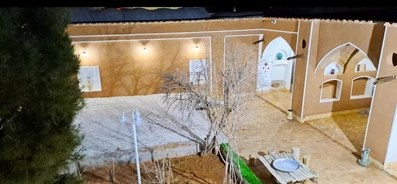 حیاط اقامتگاه بومگردی خانه مادری نجف آباد